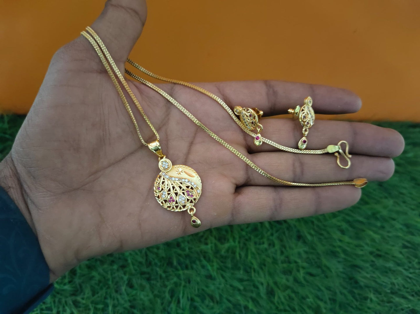 Pendant With Chain 78