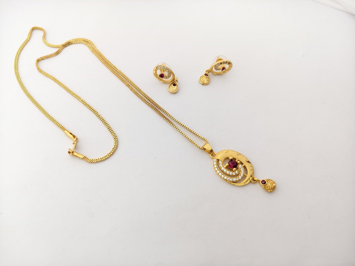 Pendant With Chain 81